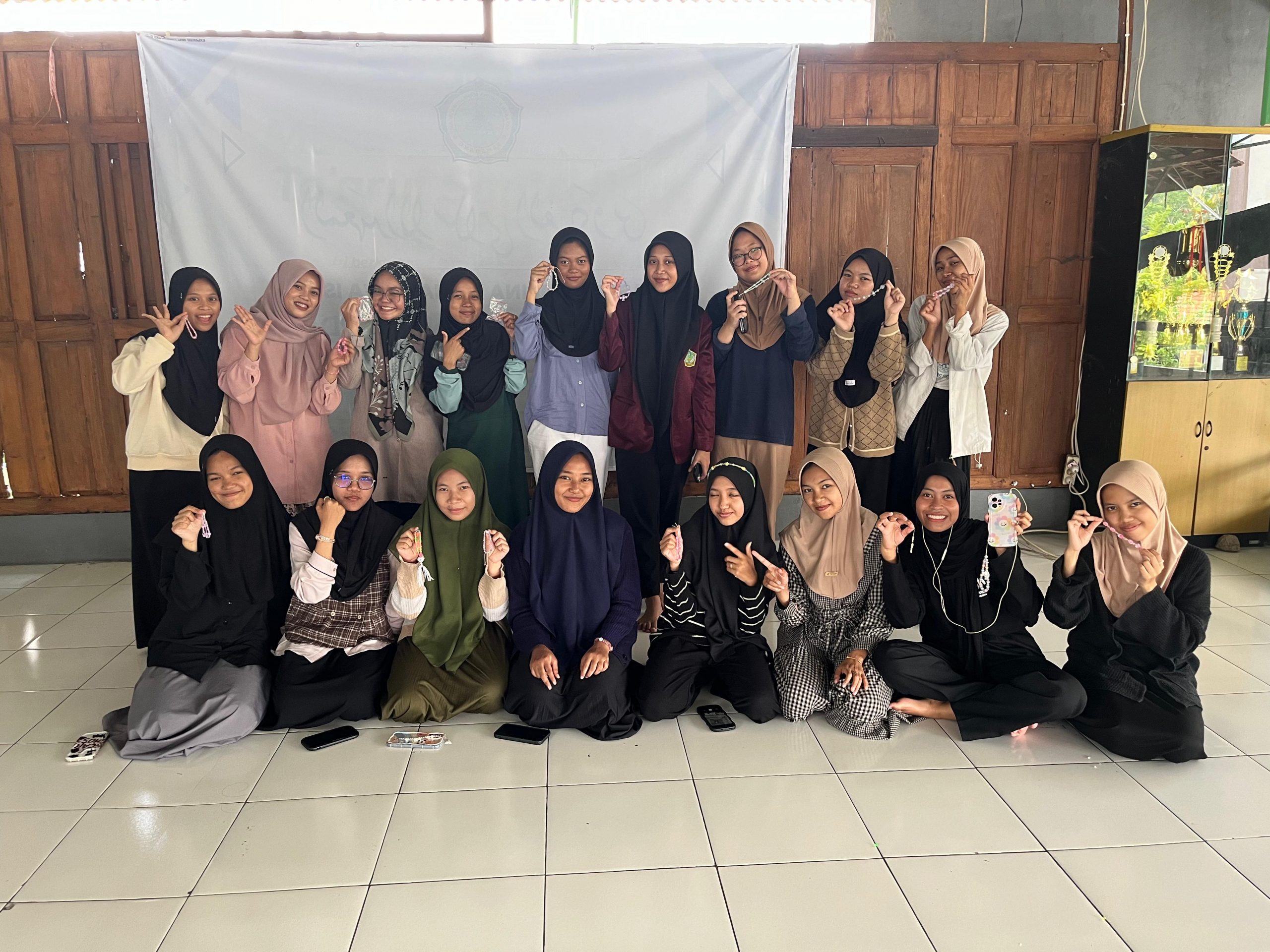 SULAP MANIK-MANIK JADI PELUANG BISNIS, DEPARTEMEN PSDE ADAKAN PELATIHAN KETERAMPILAN TANGAN DENGAN SENTUHAN KREATIVITAS